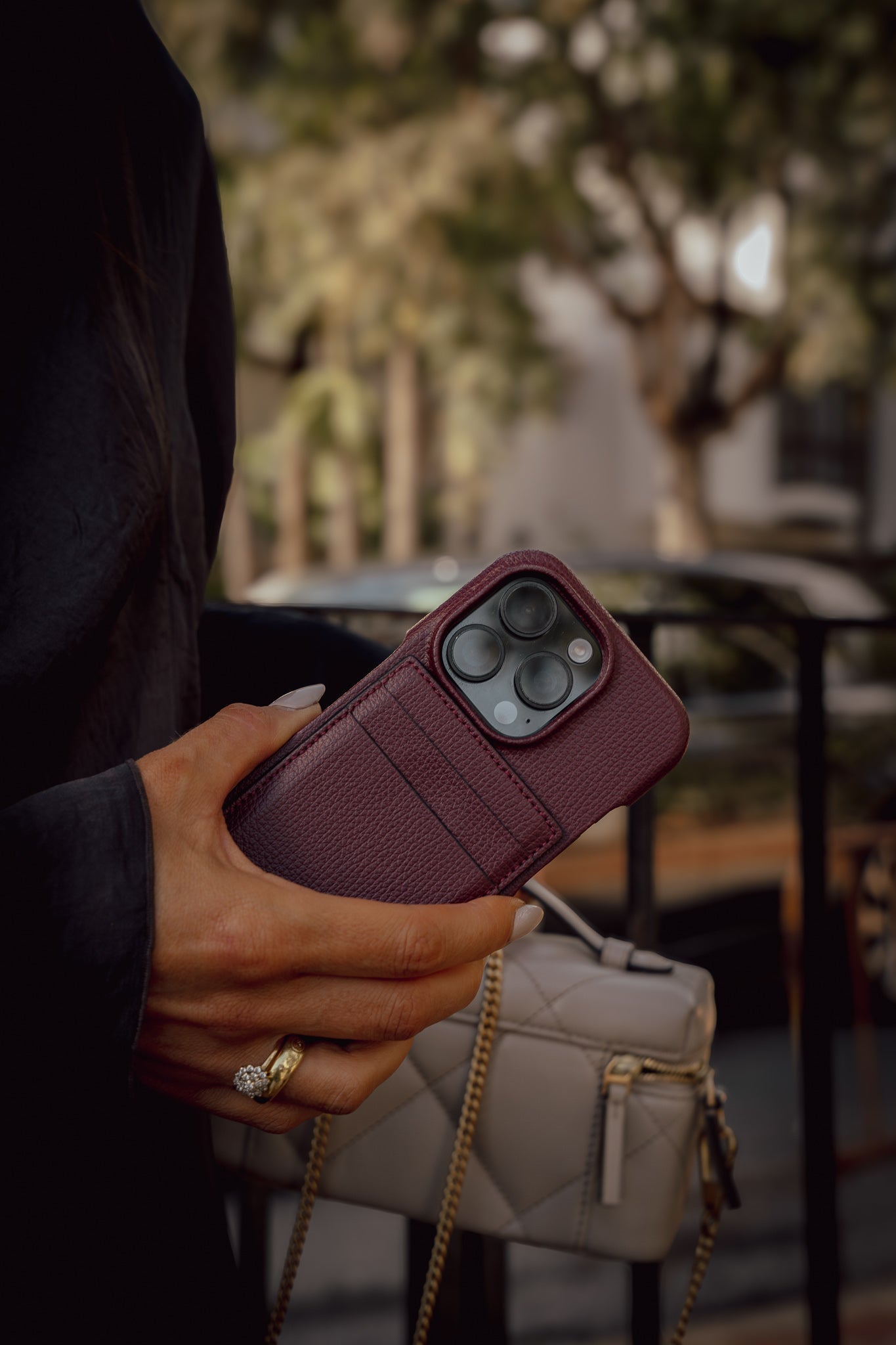 Maison Molier Leitfaden iPhone Hülle aus Leder, vollnarbiges Saffiano-Leder in sechs Farben, gefertigt in Italien